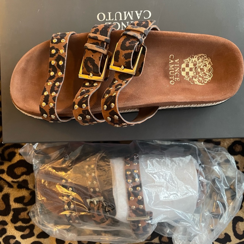 Brand new size 8 Vince Camuto Ciandra leopard print sandal!!